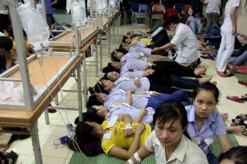 C&aacute;c c&ocirc;ng nh&acirc;n nằm la liệt đang được truyền nước tại bệnh viện. T&aacute;i diễn cảnh h&agrave;ng loạt c&ocirc;ng nh&acirc;n nhập viện