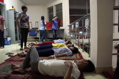 C&aacute;c c&ocirc;ng nh&acirc;n nằm khắp c&aacute;c h&agrave;nh lang bệnh viện