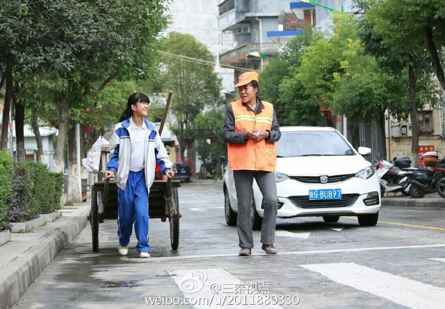 Tấm l&ograve;ng hiếu thảo của c&ocirc; nữ sinh nhỏ tuổi khiến nhiều tr&aacute;i tim cảm động 