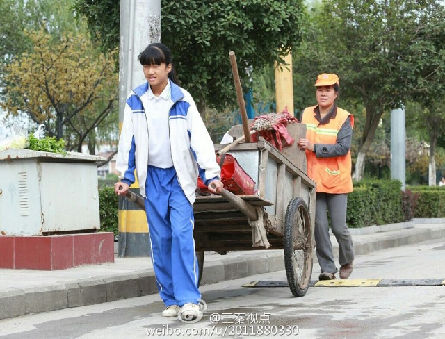 Trong khi mọi người đi du lịch trong kỳ nghỉ lễ th&igrave; c&ocirc; b&eacute; n&agrave;y d&agrave;nh thời gian gi&uacute;p mẹ qu&eacute;t r&aacute;c tr&ecirc;n đường phố 