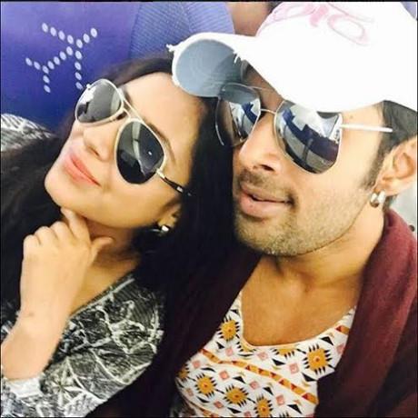  Pratyusha Banerjee v&agrave; bạn trai Rahul