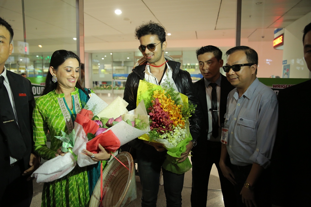 Avinash Mukherjee v&agrave; Smita Bansal tại cửa đến quốc tế S&acirc;n bay T&acirc;n Sơn Nhất, Tp.HCM