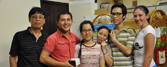 Eugene (con trai &ocirc;ng Việt, thứ 2 từ tr&aacute;i sang phải) v&agrave; Elvira (ngo&agrave;i c&ugrave;ng b&ecirc;n phải) trong một lần thăm Việt Nam