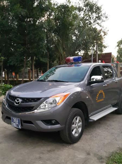  Một chiếc xe biển xanh xuất hiện tại trụ sở C&ocirc;ng an x&atilde; để giải quyết sự việc