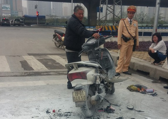 C&ocirc; g&aacute;i ngồi kh&oacute;c nức nở khi chứng kiến chiếc xe m&aacute;y bốc ch&aacute;y rừng rực