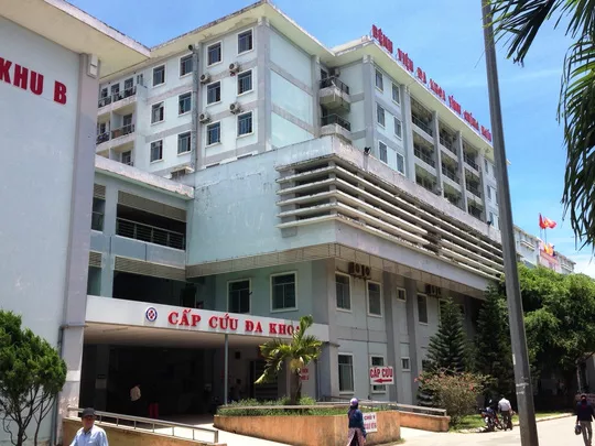 Vị tr&iacute; H.T.Đ nhảy lầu tự s&aacute;t rồi rơi xuống m&aacute;i t&ocirc;n tầng 3 của Bệnh viện đa khoa Quảng Ng&atilde;i