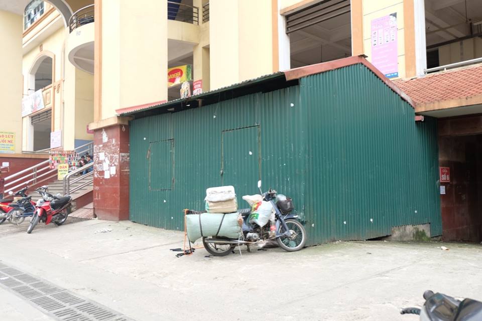 Khu vực c&ocirc; g&aacute;i t&acirc;m thần cầm kim ti&ecirc;m dọa đ&acirc;m người ở H&agrave; Đ&ocirc;ng