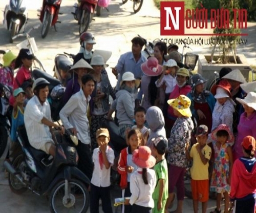 phụ huynh k&eacute;o đến trường Tiểu học Thuận H&ograve;a để phản &aacute;nh sự việc.