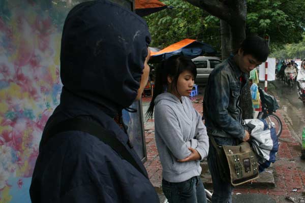 Người Hà Nội 'co ro' đứng chờ xe bus. Ảnh Vietnamnet