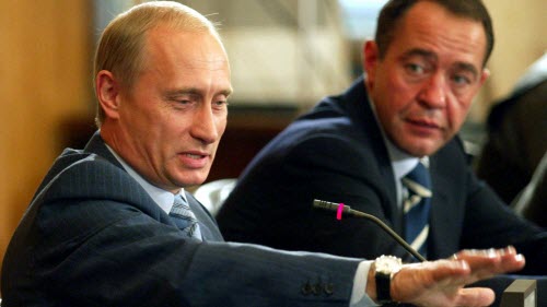 &Ocirc;ng Mikhail Lesin (người ngồi sau)  từng l&agrave; cố vấn cao cấp nhiều năm của Tổng thống Nga Putin