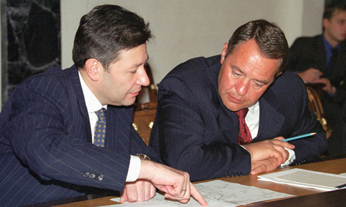 &Ocirc;ng Mikhail Lesin (phải) khi c&ograve;n giữ chức Bộ trưởng Truyền th&ocirc;ng Nga năm 2010