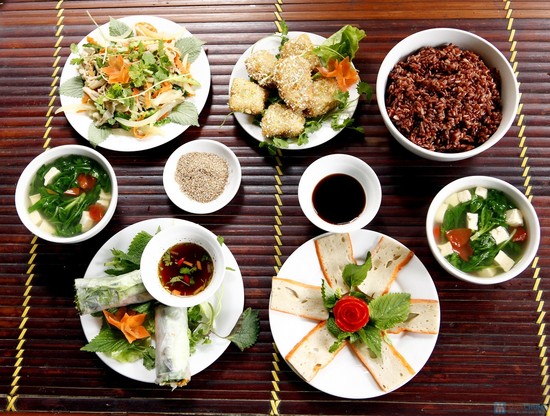 Cỗ chay thơm ngon, giống y m&oacute;n mặn gi&aacute; b&igrave;nh d&acirc;n từ 400 - 500 ng&agrave;n đồng/m&acirc;m khoảng 9 m&oacute;n