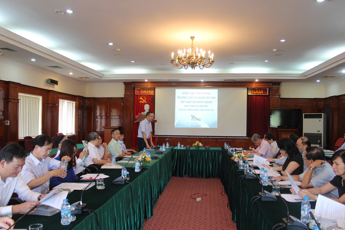 Đo&agrave;n Trưởng cơ quan đại diện Việt Nam tại nước ngo&agrave;i mới được bổ nhiệm l&agrave;m việc với Khu CNC H&ograve;a Lạc 