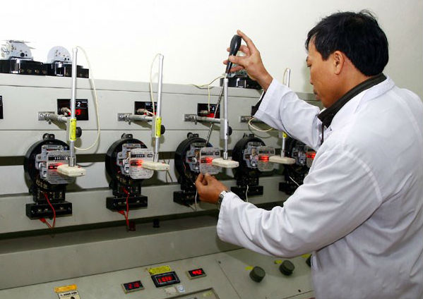 Ph&aacute;t hiện nhiều cơ sở sử dụng c&ocirc;ng tơ điện v&agrave; đồng hồ nước sinh hoạt kh&ocirc;ng đảm bảo chất lượng