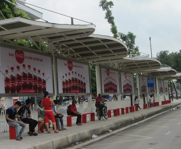 H&igrave;nh ảnh dẫn dụ in t&ecirc;n l&ecirc;n sản phẩm của Coca-Cola c&oacute; ở khắp mọi nơi