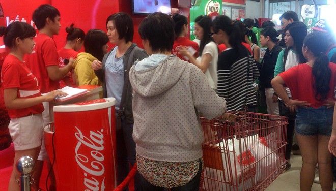 Nhiều người xếp h&agrave;ng mới mua được lon Coca-Cola c&oacute; khắc t&ecirc;n m&igrave;nh hoặc bạn b&egrave;