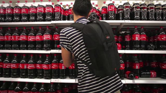 Cơn sốt in t&ecirc;n l&ecirc;n nh&atilde;n lon của Coca Cola l&agrave;m tăng đ&aacute;ng kể lượng ti&ecirc;u thụ của thanh thiếu ni&ecirc;n