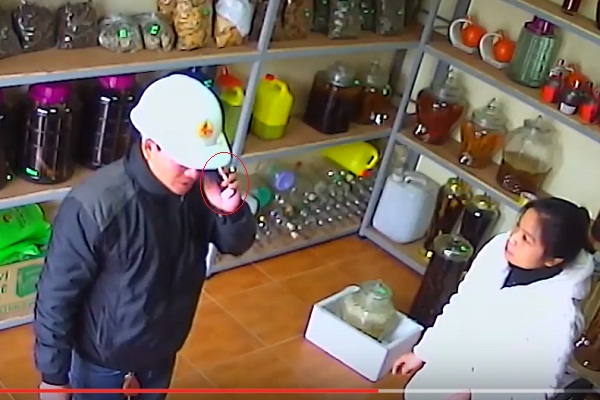 C&ocirc; g&aacute;i bị người đ&agrave;n &ocirc;ng bảo g&igrave; cũng nghe