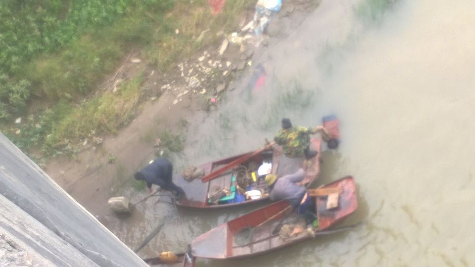 Lực lượng cứu hộ đang vớt thi thể c&ocirc; g&aacute;i đưa l&ecirc;n bờ