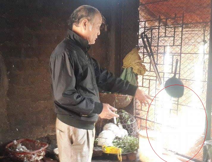 Cởi trần chuồng v&agrave;o bắt trộm g&agrave;