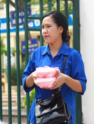 Cơm miễn ph&iacute; được chuyển tới tận tay c&aacute;c thi sinh sau khi thi