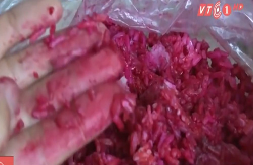 Một vụ ph&aacute;t hiện cơm trắng ho&aacute; đỏ kỳ lạ ở th&agrave;nh phố Nha Trang, tỉnh Kh&aacute;nh H&ograve;a trước đ&acirc;y