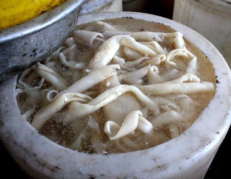 Nhiều tiệm cơm tấm mua bì heo ở các cơ sở không đảm bảo vì giá thành rẻ hơn so với bình thường