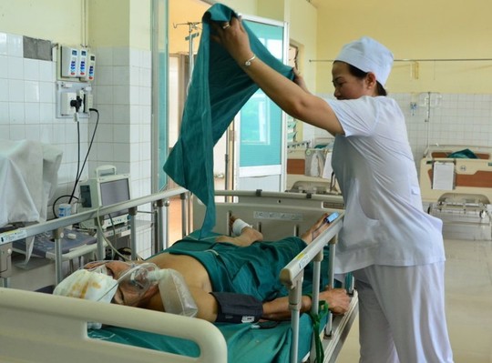 &Ocirc;ng Ho&agrave;ng điều trị tại bệnh viện trong t&igrave;nh trạng nguy kịch sau vụ c&ocirc;n đồ ch&eacute;m người