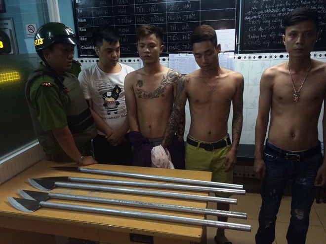 Nh&oacute;m c&ocirc;n đồ v&agrave; vũ kh&iacute; để tham gia hỗn chiến