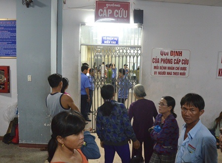 Cơ quan điều tra c&oacute; mặt ở hiện trường vụ c&ocirc;n đồ truy s&aacute;t người để lấy lời khai