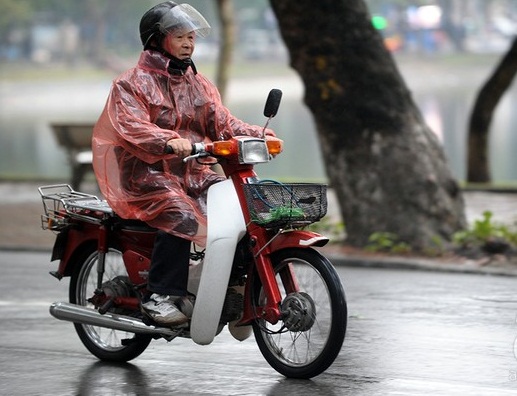Cơn mưa lạnh đầu mùa làm khó những người lớn tuổi. Ảnh Vietnamnet