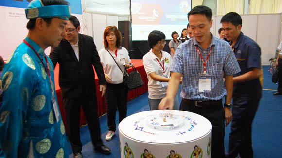 Ban tổ chức giới thiệu c&aacute;ch thức thi Con quay kỹ thuật - Koma Taisen