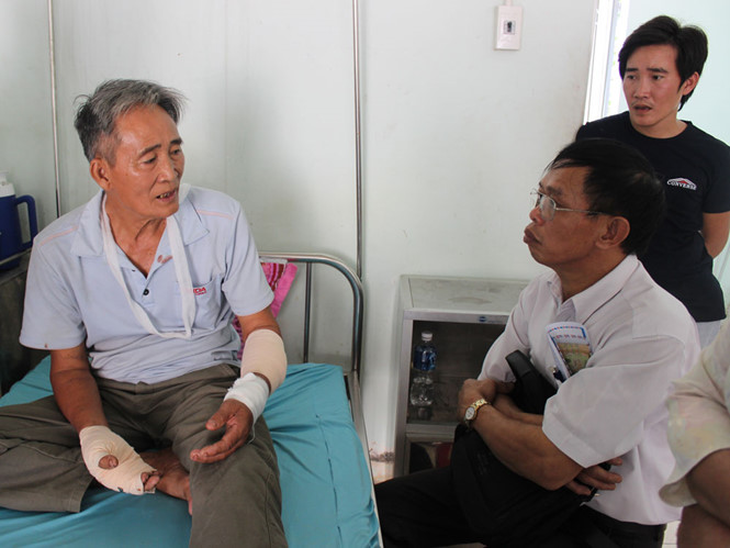 Ba cha con &ocirc;ng T&ocirc;n bị ch&eacute;m trọng thương phải v&agrave;o bệnh viện cấp c