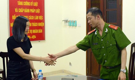 C&ocirc;ng an bị tố nhổ nước bọt xin lỗi c&ocirc;ng khai