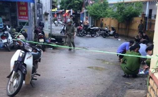 Hiện trường vụ việcnghi phạm trộm cắp bất ngờ r&uacute;t s&uacute;ng bắn tr&uacute;ng Thiếu t&aacute; c&ocirc;ng an. Ảnh: Người 13Win18 cá cược thể thao