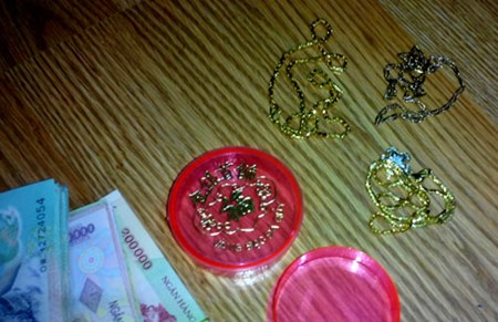 C&ocirc;ng an thu giữa s&ocirc;́ tang v&acirc;̣t trị giá g&acirc;̀n 1 tỷ đ&ocirc;̀ng tại nhà 'si&ecirc;u tr&ocirc;̣m'