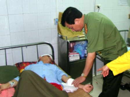 C&ocirc;ng an bị c&ocirc;n đồ ch&eacute;m trọng thương đang được điều trị tại bệnh viện