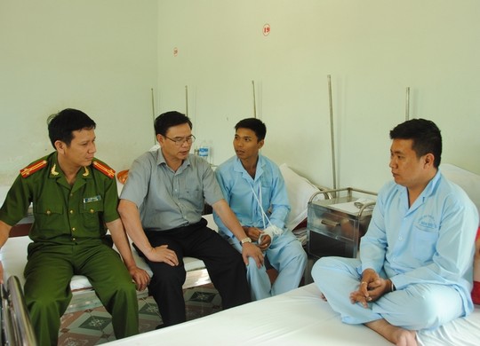 2 c&ocirc;ng an bị ch&eacute;m thương t&iacute;ch trong qu&aacute; tr&igrave;nh v&acirc;y bắt tội phạm