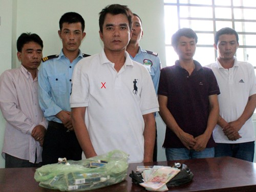 Băng giang hồ của Trịnh Văn H&agrave; (dấu X) c&ugrave;ng c&aacute;c đ&agrave;n em v&agrave; tang vật bị bắt giữ tại cơ quan c&ocirc;ng an B&igrave;nh Dương