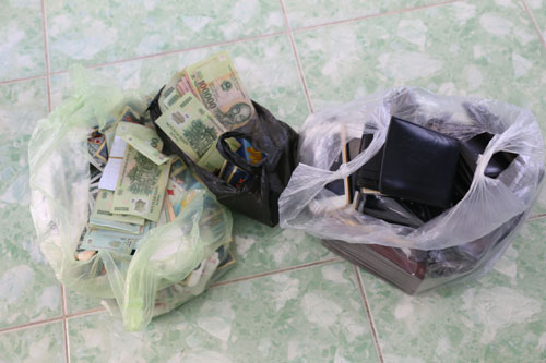 Tang vật do c&aacute;c trinh s&aacute;t B&igrave;nh Dương thu giữ trong s&ograve;ng bạc