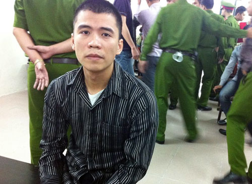 Cựu thượng úy c&ocirc;ng an lĩnh án tù 12 năm vì cú đá hi&ecirc;̉m hóc