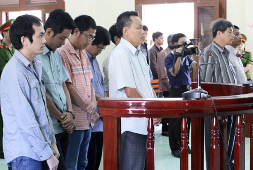 6 c&ocirc;ng an đ&aacute;nh chết người trong ng&agrave;y ph&aacute;n quyết trước t&ograve;a
