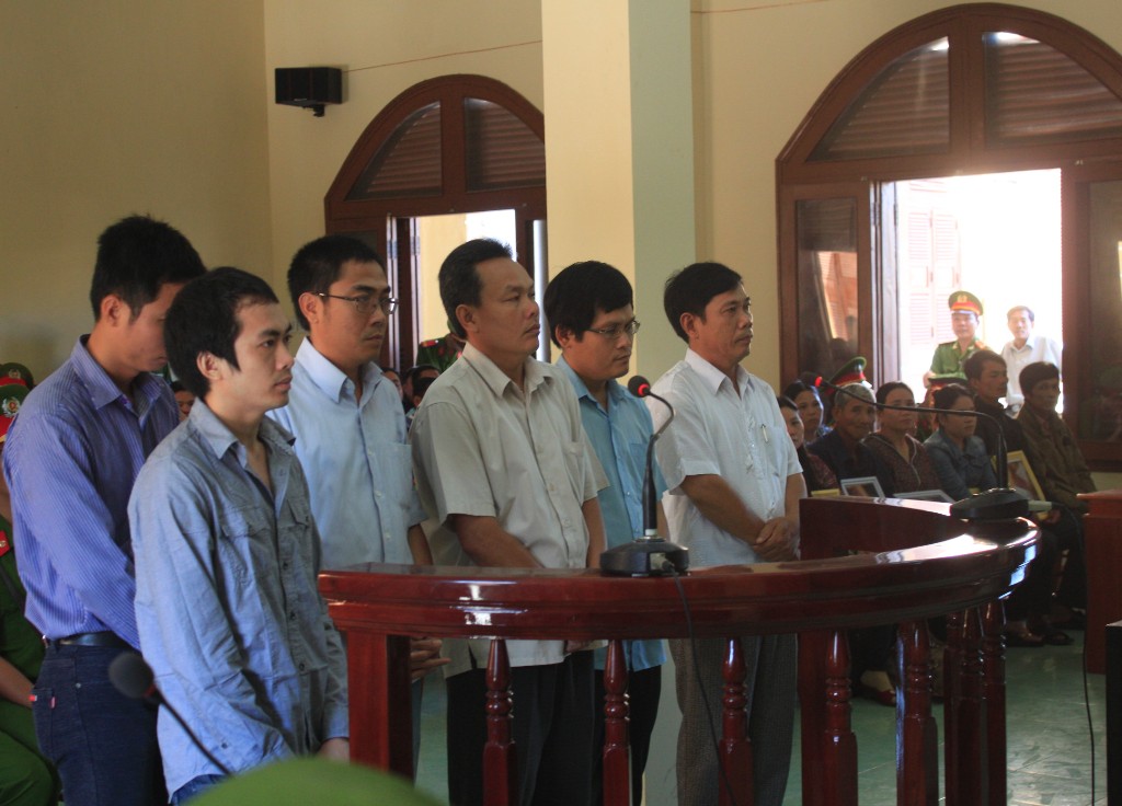 5 c&ocirc;ng an d&ugrave;ng nhục h&igrave;nh dẫn đến c&aacute;i chết của một nghi can ra t&ograve;a lần 2