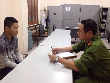 C&ocirc;ng an Gia L&acirc;m làm vi&ecirc;̣c với đ&ocirc;́i tượng Ti&ecirc;̣p tại trụ sở c&ocirc;ng an