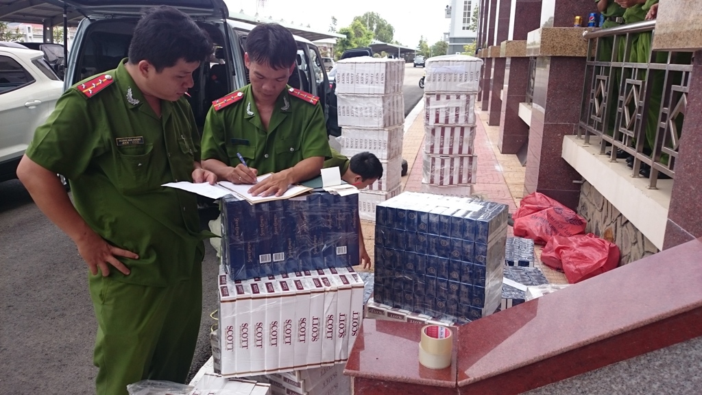 Lực lượng chức năng tiến h&agrave;nh ni&ecirc;m phong số thuốc l&aacute; lậu tr&ecirc;n xe biển xanh
