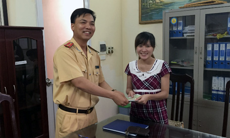 C&ocirc;ng an trao trả ti&ecirc;̀n cho người đánh rơi