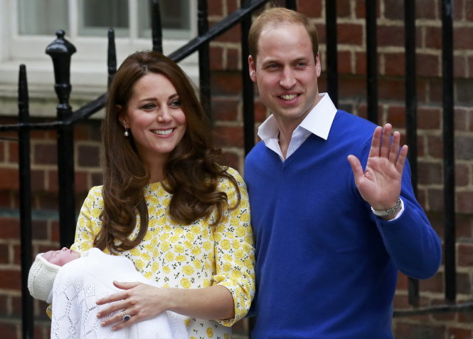 Vợ chồng Ho&agrave;ng tử William v&agrave; C&ocirc;ng nương Kate bồng c&ocirc;ng ch&uacute;a nhỏ rời bệnh viện