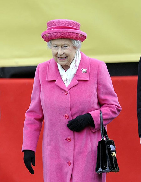 Nữ ho&agrave;ng Anh Elizabeth II diện bộ v&aacute;y m&agrave;u hồng mừng th&agrave;nh vi&ecirc;n mới của ho&agrave;ng gia ra đời