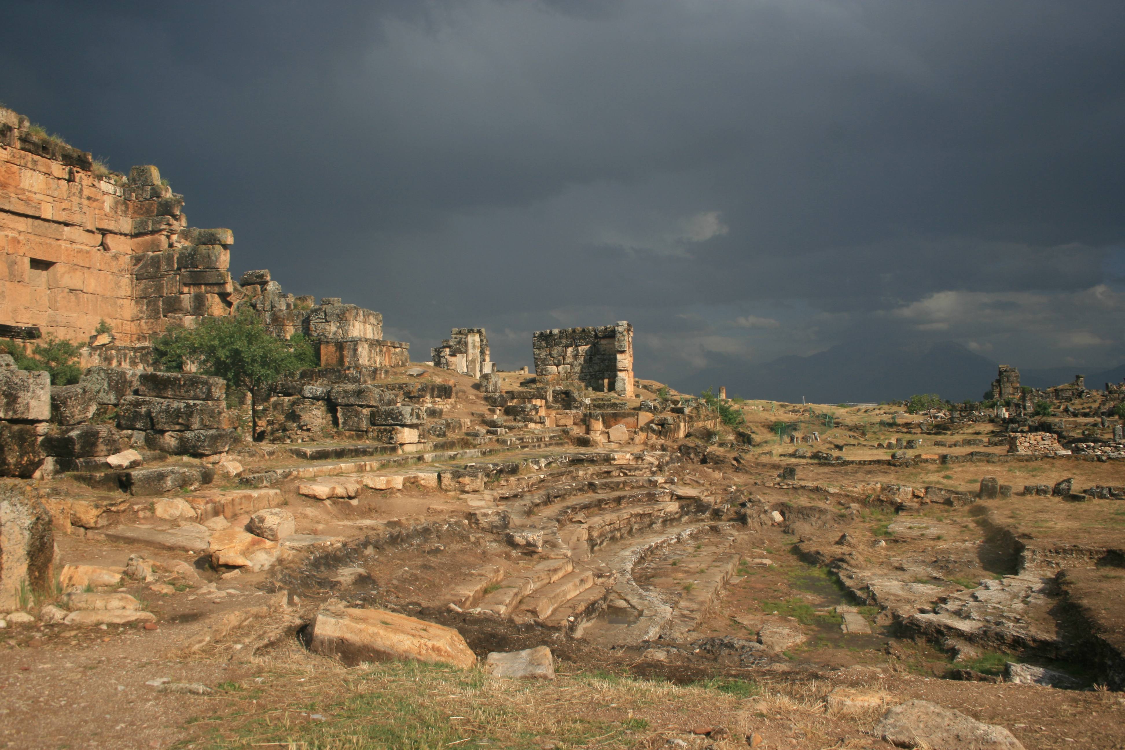 Cổng địa ngục được t&igrave;m thấy tại th&agrave;nh phố cổ Hierapolis