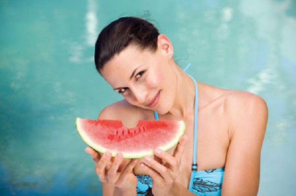 Trị mụ trứng c&aacute; hiệu quả từ dưa hấu được ph&aacute;i đẹp &aacute;p dụng